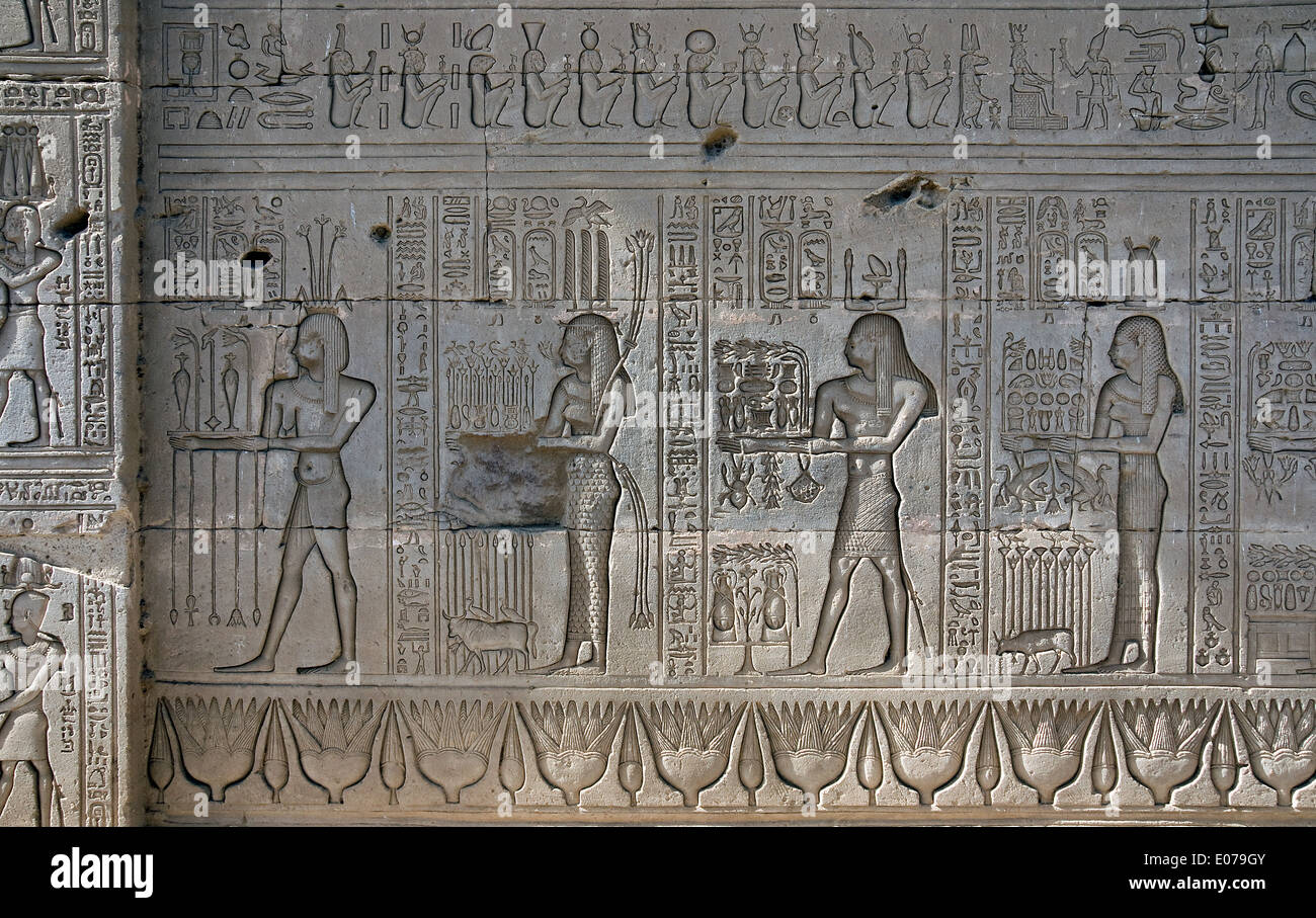 L'Egitto,Dendera,tempio tolemaico della dea Hathor.incisioni sulla parete esterna. Foto Stock