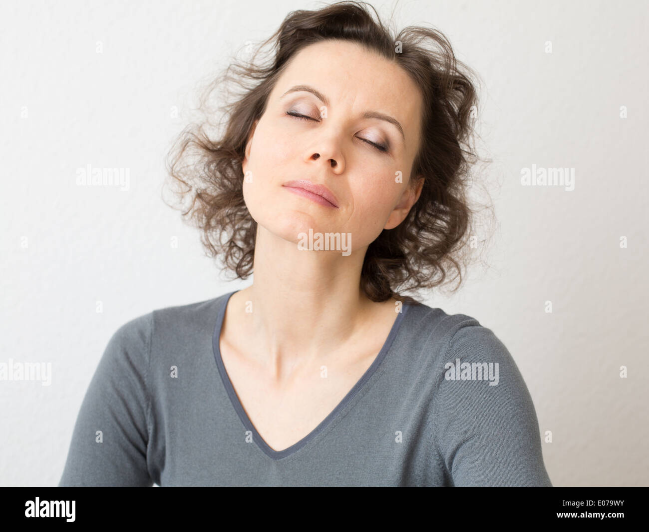 Donna rilassata con gli occhi chiusi in meditazione Foto Stock