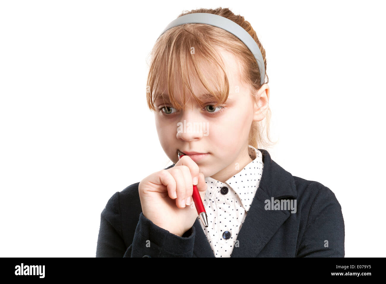 Closeup ritratto della bionda pensiero caucasica schoolgirl isolato su bianco Foto Stock