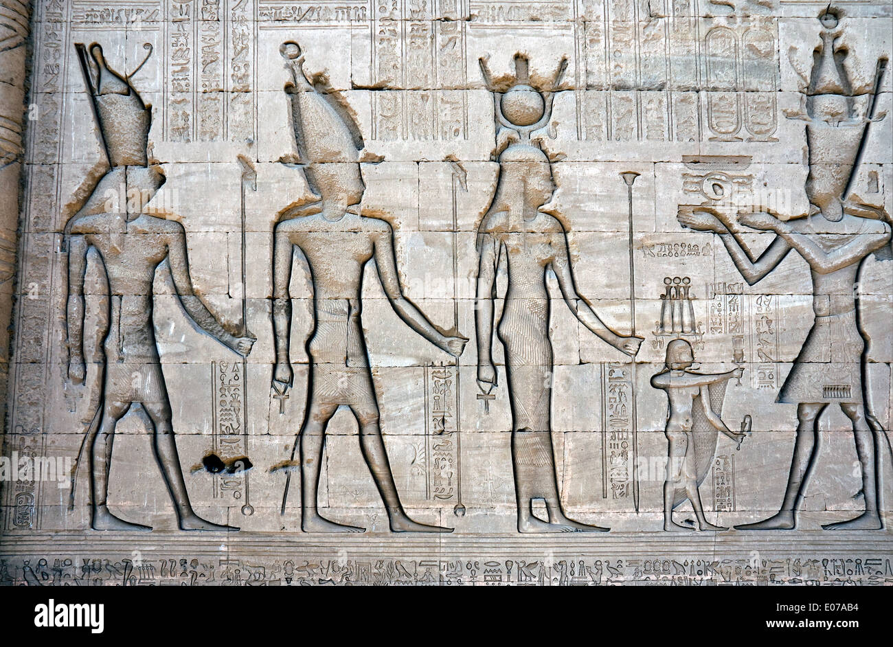 L'Egitto,Dendera,tempio tolemaico della dea Hathor.incisioni cancellati da 'Damnatio Memoriae sulla parete esterna. Foto Stock