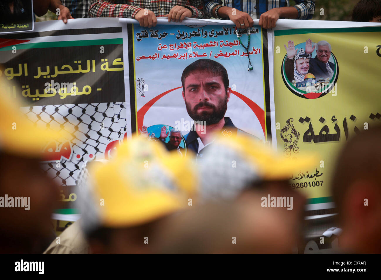 La striscia di Gaza, Territori palestinesi. Il 5 maggio, 2014. Palestinesi prendere parte a una manifestazione di protesta di fronte all'ufficio della Croce Rossa, il 5 maggio 2014 chiedeva la liberazione dei loro parenti detenuti in carceri israeliane. Credito: Majdi Fathi/NurPhoto/ZUMAPRESS.com/Alamy Live News Foto Stock