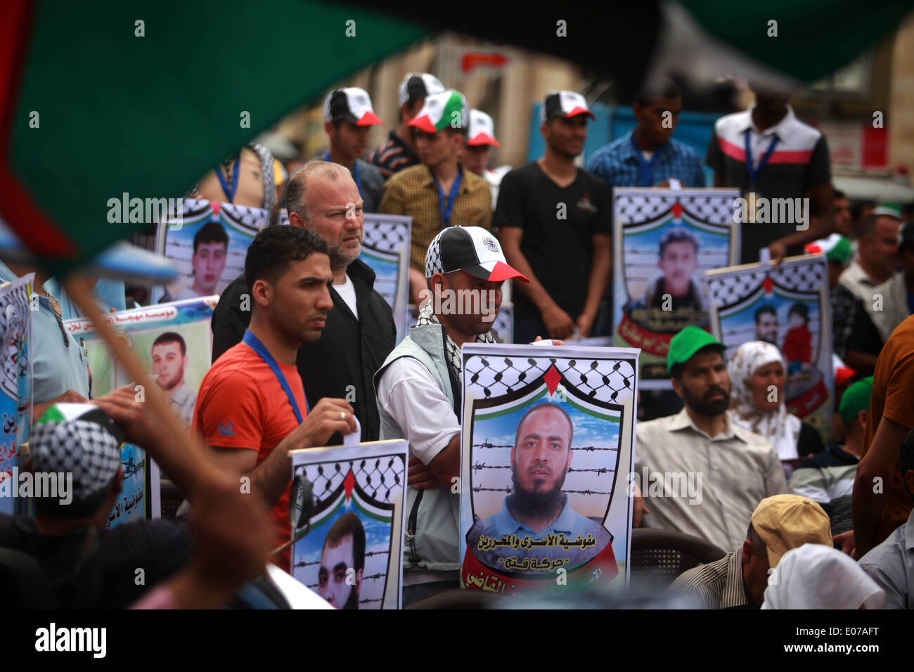 La striscia di Gaza, Territori palestinesi. Il 5 maggio, 2014. Palestinesi prendere parte a una manifestazione di protesta di fronte all'ufficio della Croce Rossa, il 5 maggio 2014 chiedeva la liberazione dei loro parenti detenuti in carceri israeliane. Credito: Majdi Fathi/NurPhoto/ZUMAPRESS.com/Alamy Live News Foto Stock
