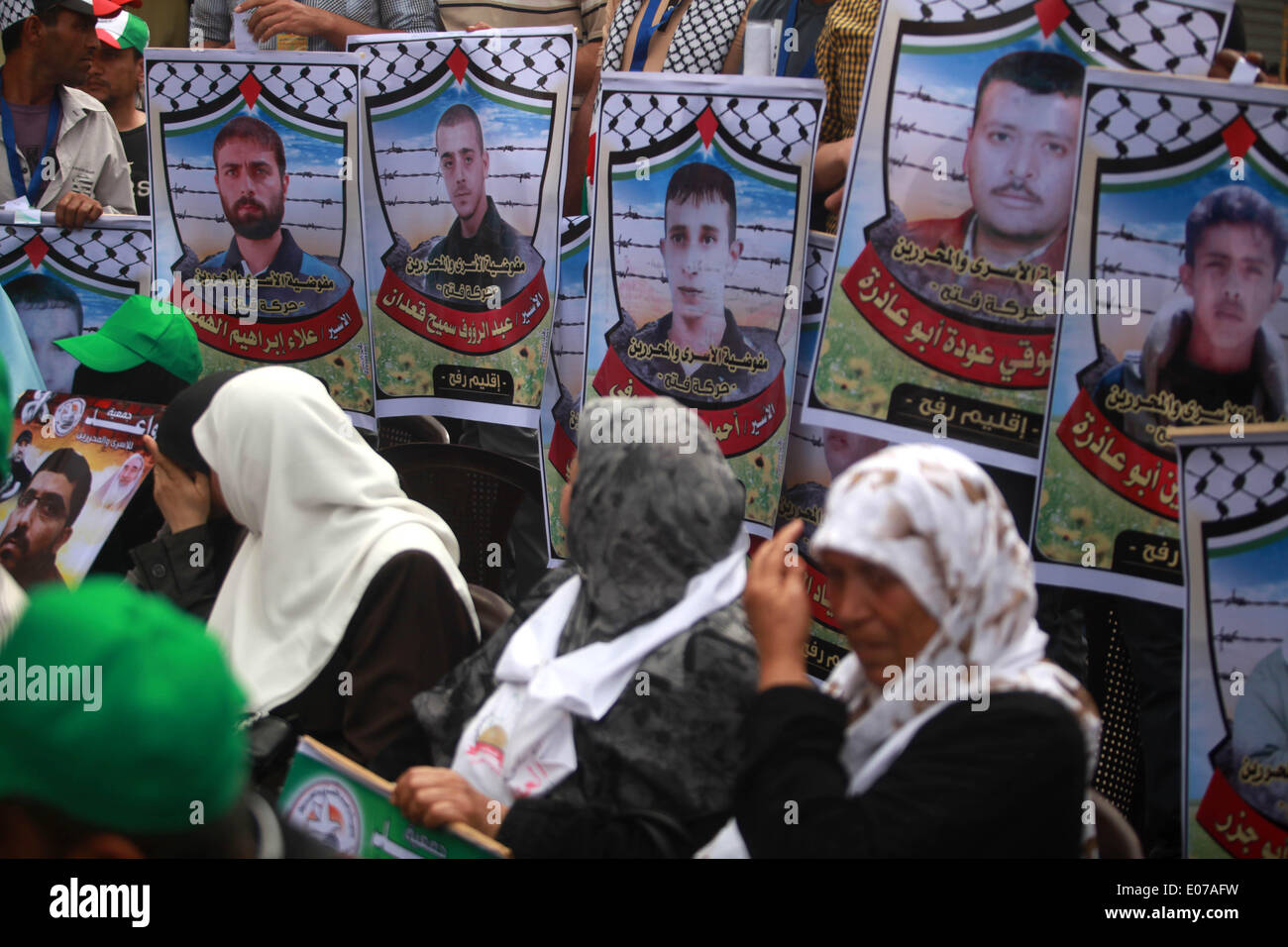 La striscia di Gaza, Territori palestinesi. Il 5 maggio, 2014. Palestinesi prendere parte a una manifestazione di protesta di fronte all'ufficio della Croce Rossa, il 5 maggio 2014 chiedeva la liberazione dei loro parenti detenuti in carceri israeliane. Credito: Majdi Fathi/NurPhoto/ZUMAPRESS.com/Alamy Live News Foto Stock
