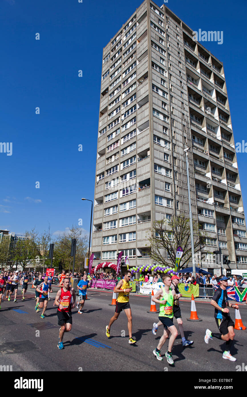 Soldi VIRGIN LONDON MARATHON 2014 l'autostrada, Londra, Regno Unito. Foto Stock