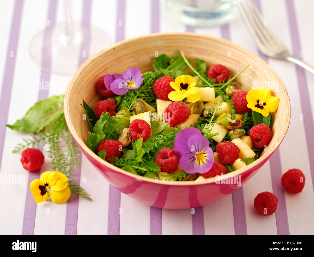 Con Insalata di lamponi e pistacchi. Ricetta disponibile. Foto Stock