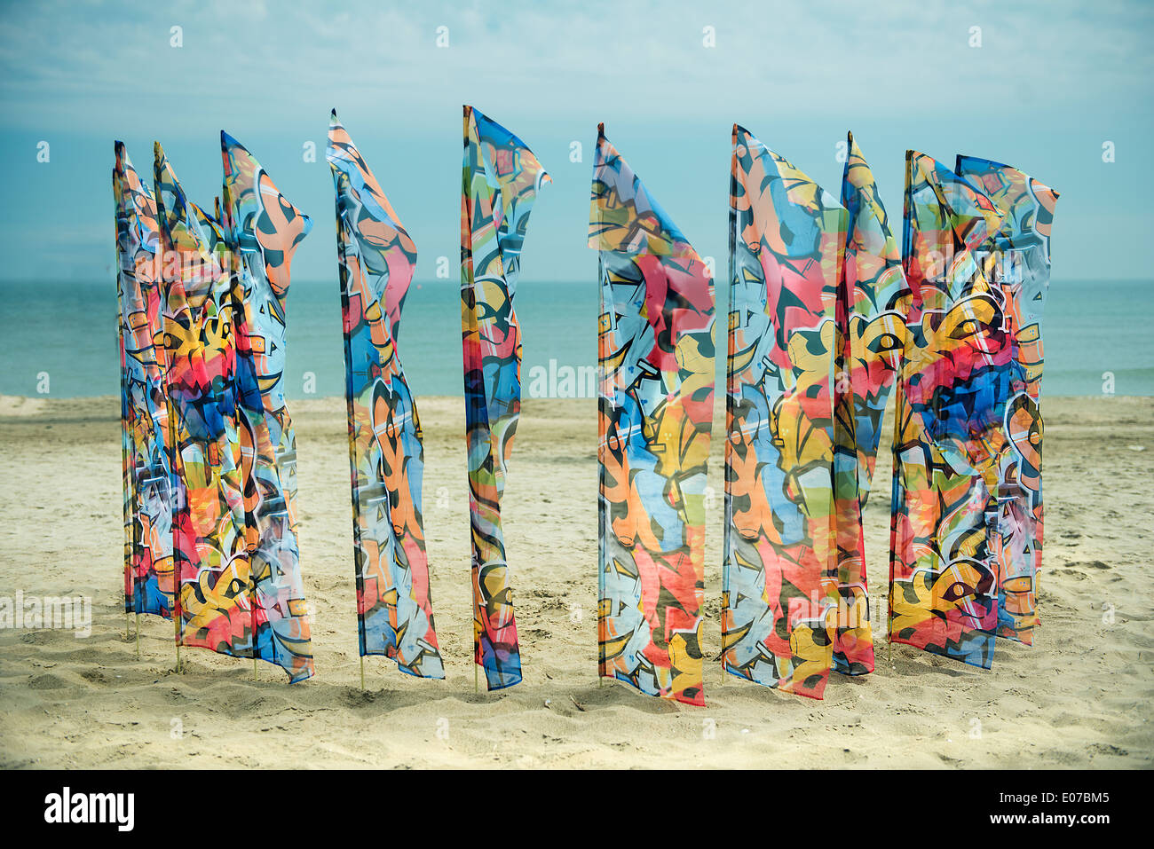 Le bandiere sulla spiaggia Foto Stock