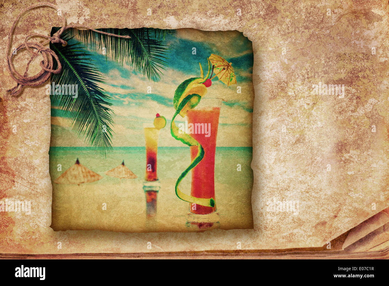 Cocktail party invito in stile vintage. Grunge texture con alcool due cocktail serviti al bar sulla Tropical Ocean Beach Foto Stock