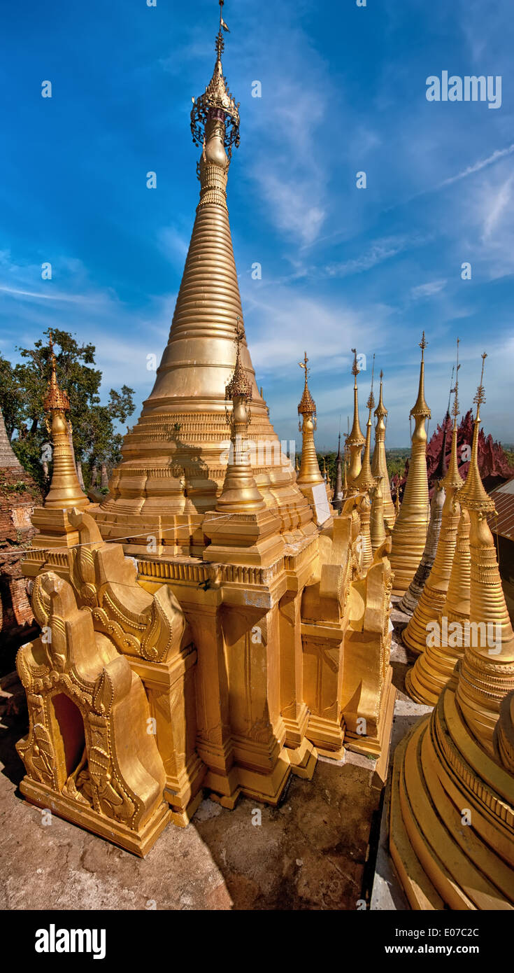 Stupa dorato di Shwe Indein Pagoda oltre il cielo blu. Villaggio di Indein, Lago Inle, Stato Shan, Myanmar (Birmania) Foto Stock