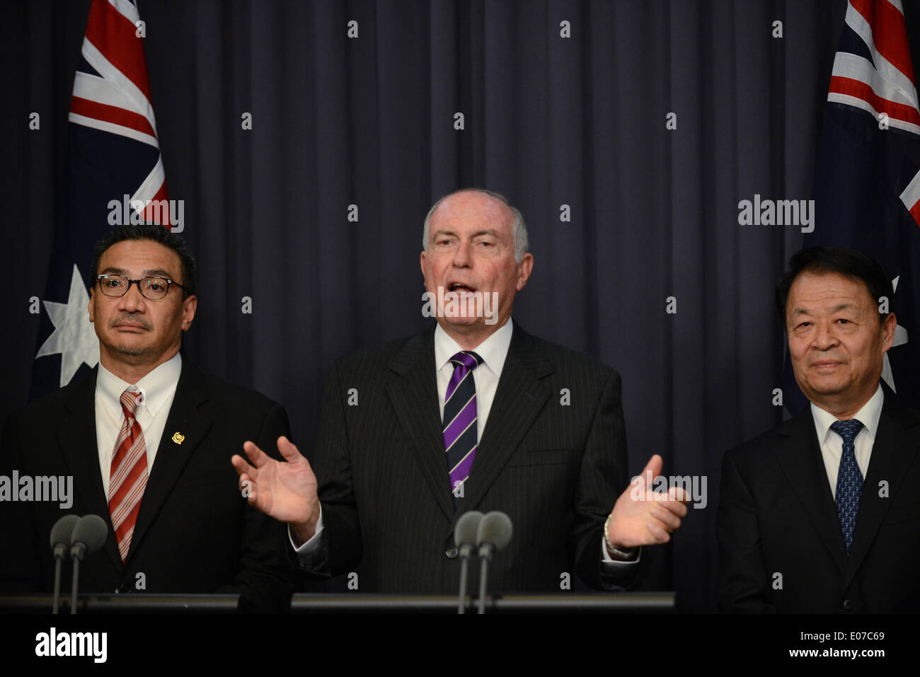 A Canberra, Australia. Il 5 maggio, 2014. Australian Vice Primo Ministro Warren Truss (C) parla durante una conferenza stampa presso la sede del Parlamento a Canberra, Australia, 5 maggio 2014. Cina, Malesia e l'Australia hanno convenuto di continuare la ricerca con nuova attenzione sul sottomarino di ricerca del Malaysian volo aereo MH370 nella nuova fase. Credito: Justin Qian/Xinhua/Alamy Live News Foto Stock