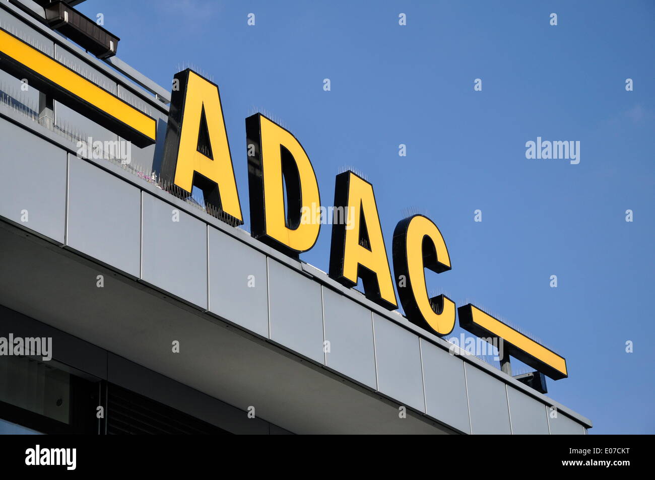 Il logo ADAC è visto da una sede aziendale nella Bundesallee, nel distretto di Wilmersdorf, Berlino, Germania, 03 ottobre 2010. Fotoarchiv für Zeitgeschichte - SENZA FILI Foto Stock