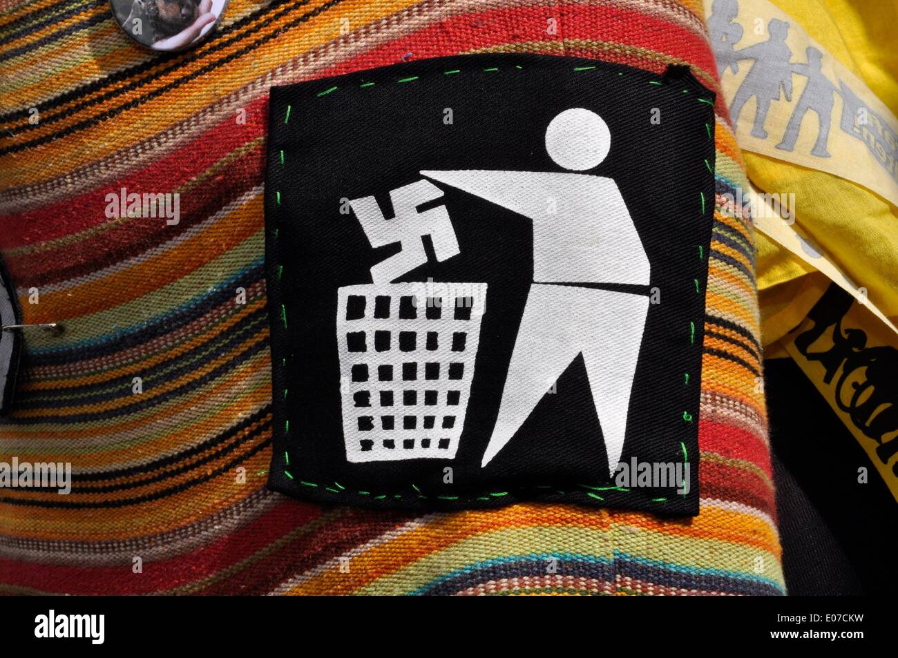 In Germania, il 26 marzo 2011, un badge antifascista viene apposta su una borsa. Fotoarchiv für Zeitgeschichte - SENZA FILI Foto Stock
