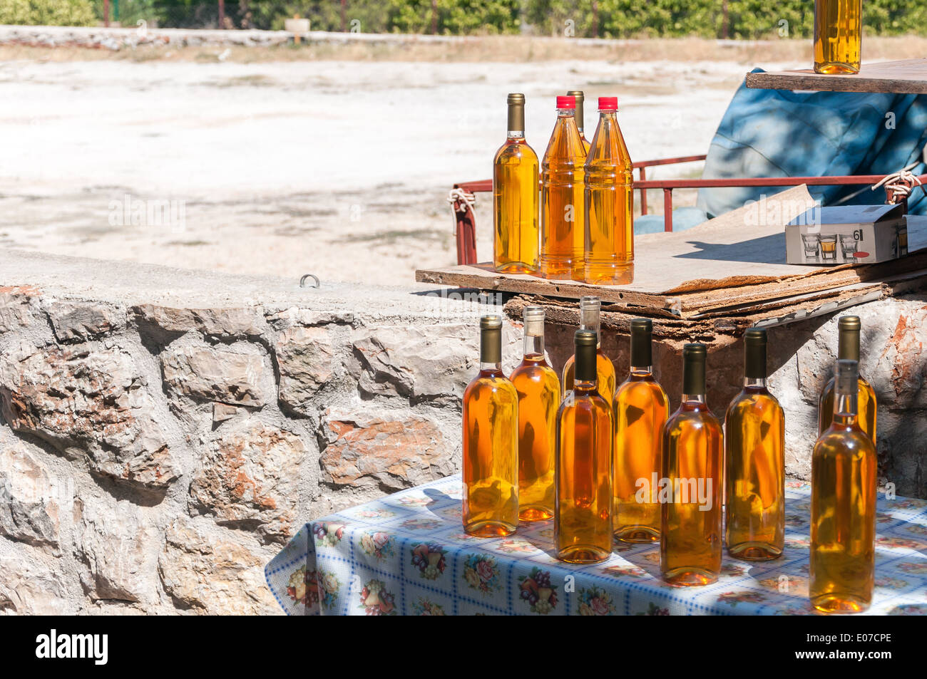 Bottiglie di croato vino casalingo prosek su una fase di stallo Foto Stock