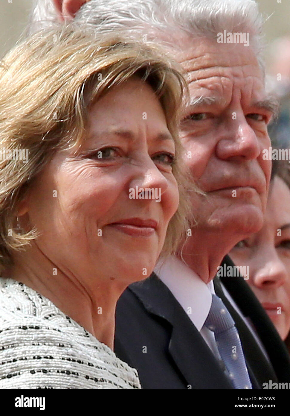 Praga, Repubblica Ceca. 05 Maggio, 2014. Il Presidente tedesco Joachim Gauck (R) e il suo partner Daniela Schadt sono ricevuti nel Castello di Praga a Praga Repubblica Ceca, 05 maggio 2014. Il capo dello stato tedesco è su una quattro giorni di visita alla Repubblica ceca. Foto: WOLFGANG KUMM/dpa/Alamy Live News Foto Stock