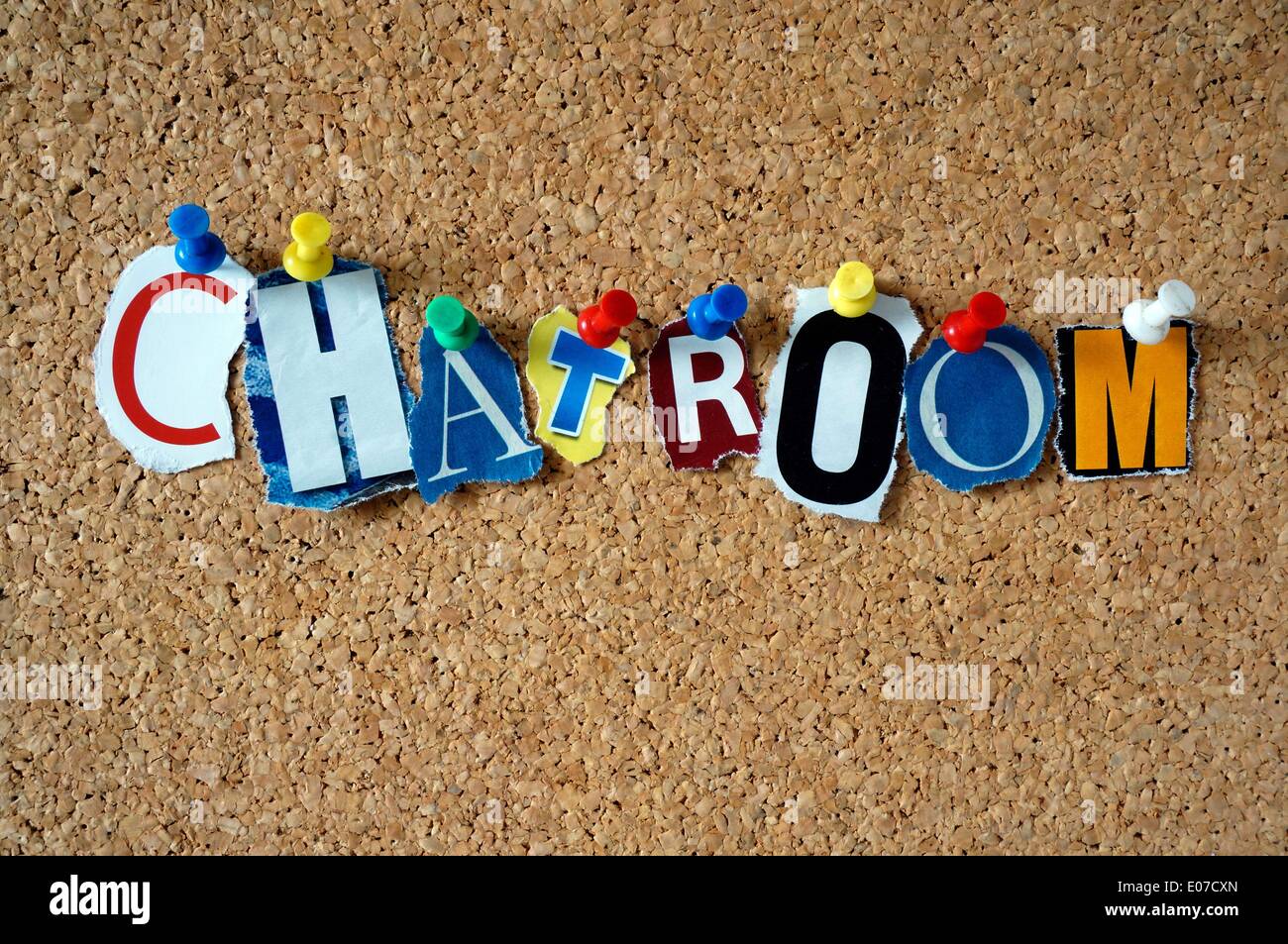 Illustrazione - la parola 'Chatroom' fatta di lettere ritagliate sui giornali è appesa su una bacheca, 22 novembre 2013. Fotoarchiv für Zeitgeschichte - SENZA FILI Foto Stock