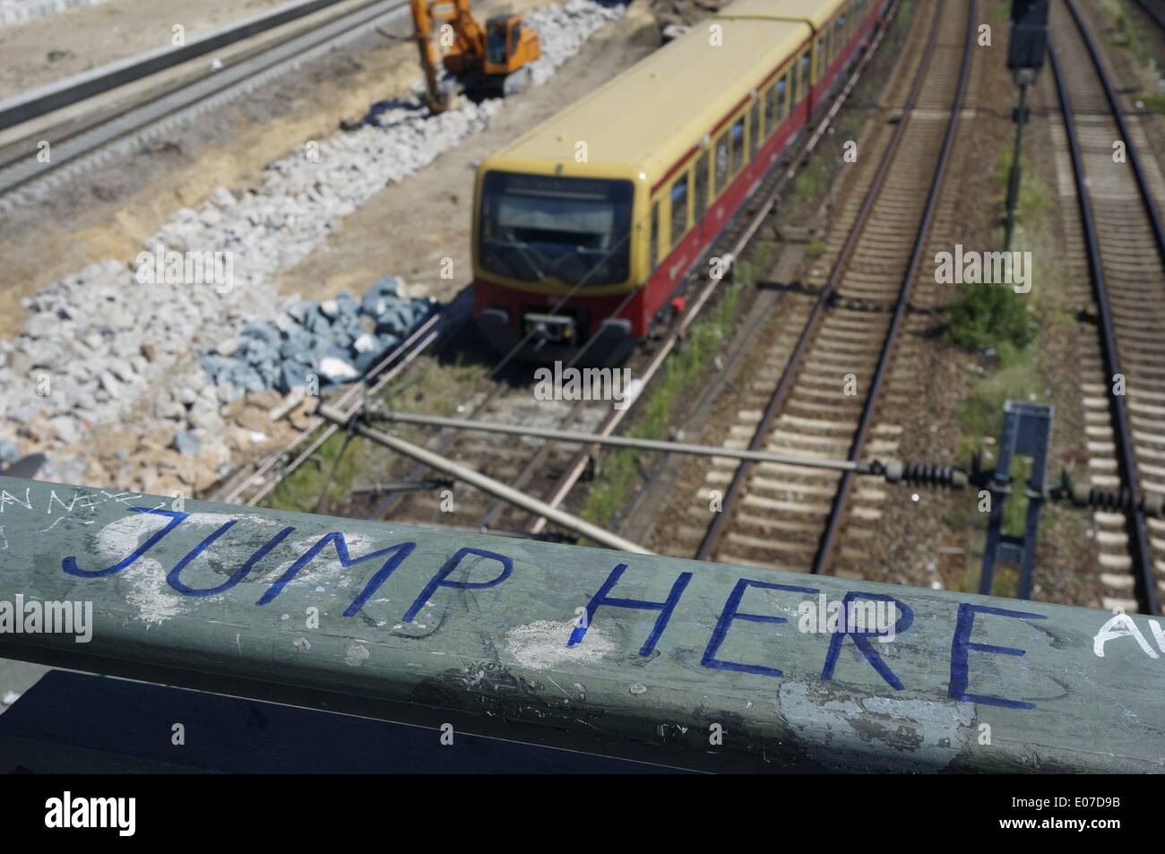 La scritta "Jump Here" è scritta sul corrimano del ponte Warschauer Bruecke, che inarcava i binari e un treno cittadino nel quartiere berlinese di Friedrichshain, Germania, 21 luglio 2013. Fotoarchiv für Zeitgeschichte /Steinach - SENZA FILI - Foto Stock