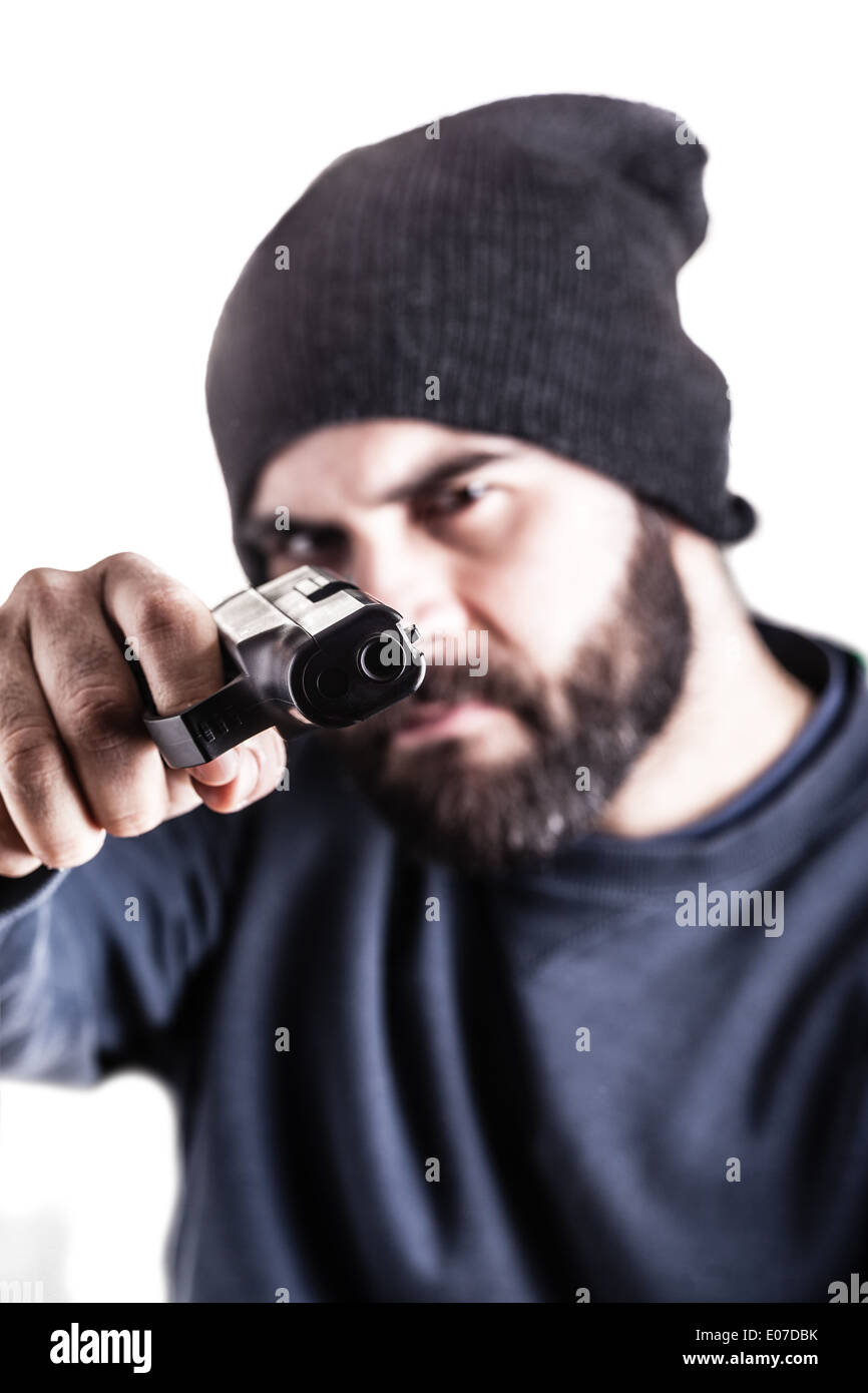 Un barbuto di puntamento penale una pistola e indossando un beanie hat isolato su bianco Foto Stock