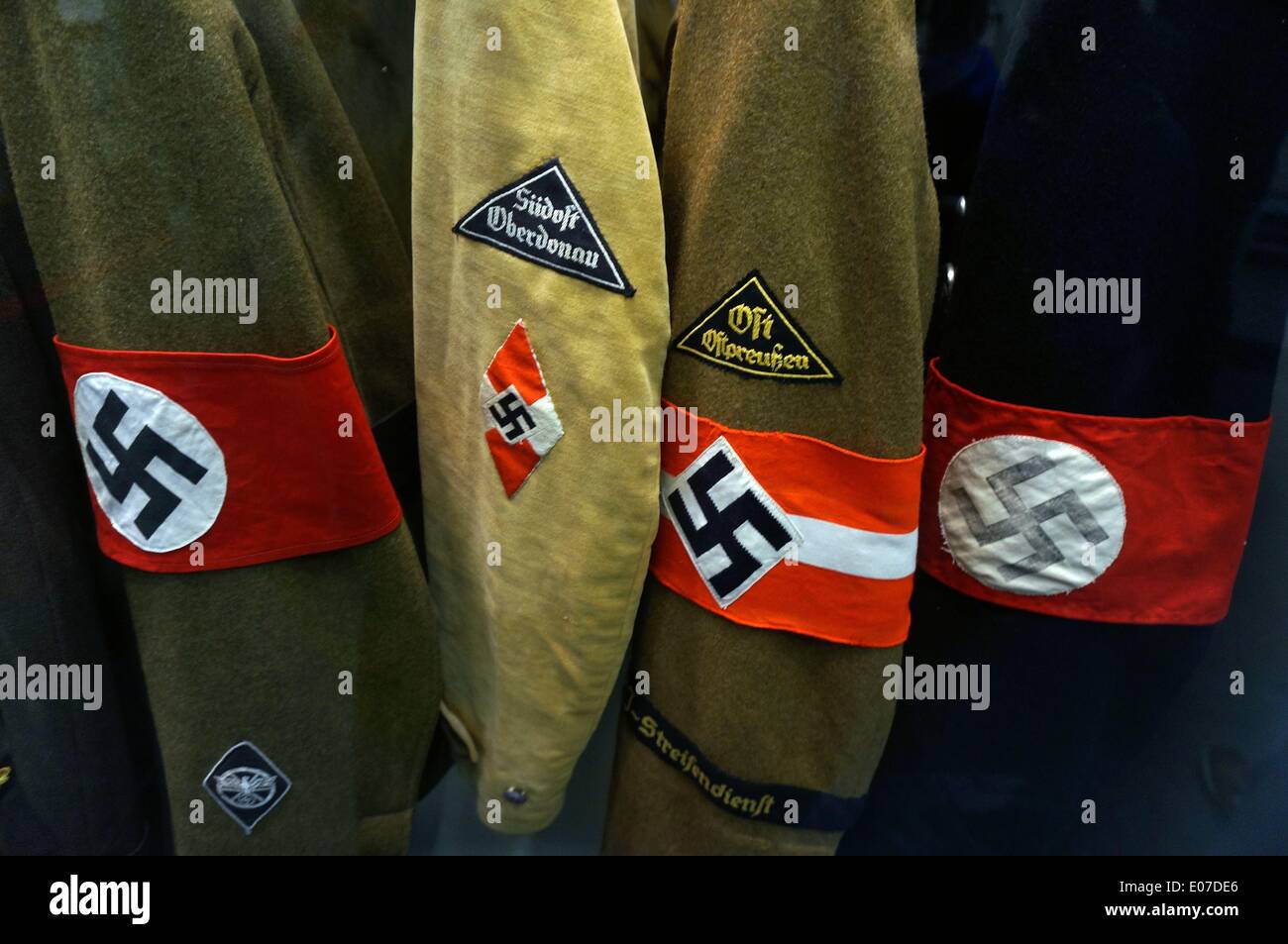 Berlino, Germania. 03rd Nov 2013. Le uniformi con l'emblema della swastika sono esposte al Museo storico tedesco di Unter den Linden, nel quartiere Mitte di Berlino, Germania, il 03 novembre 2013. Fotoarchiv für Zeitgeschichte - NO WIRE SERVICE/dpa/Alamy Live News Foto Stock