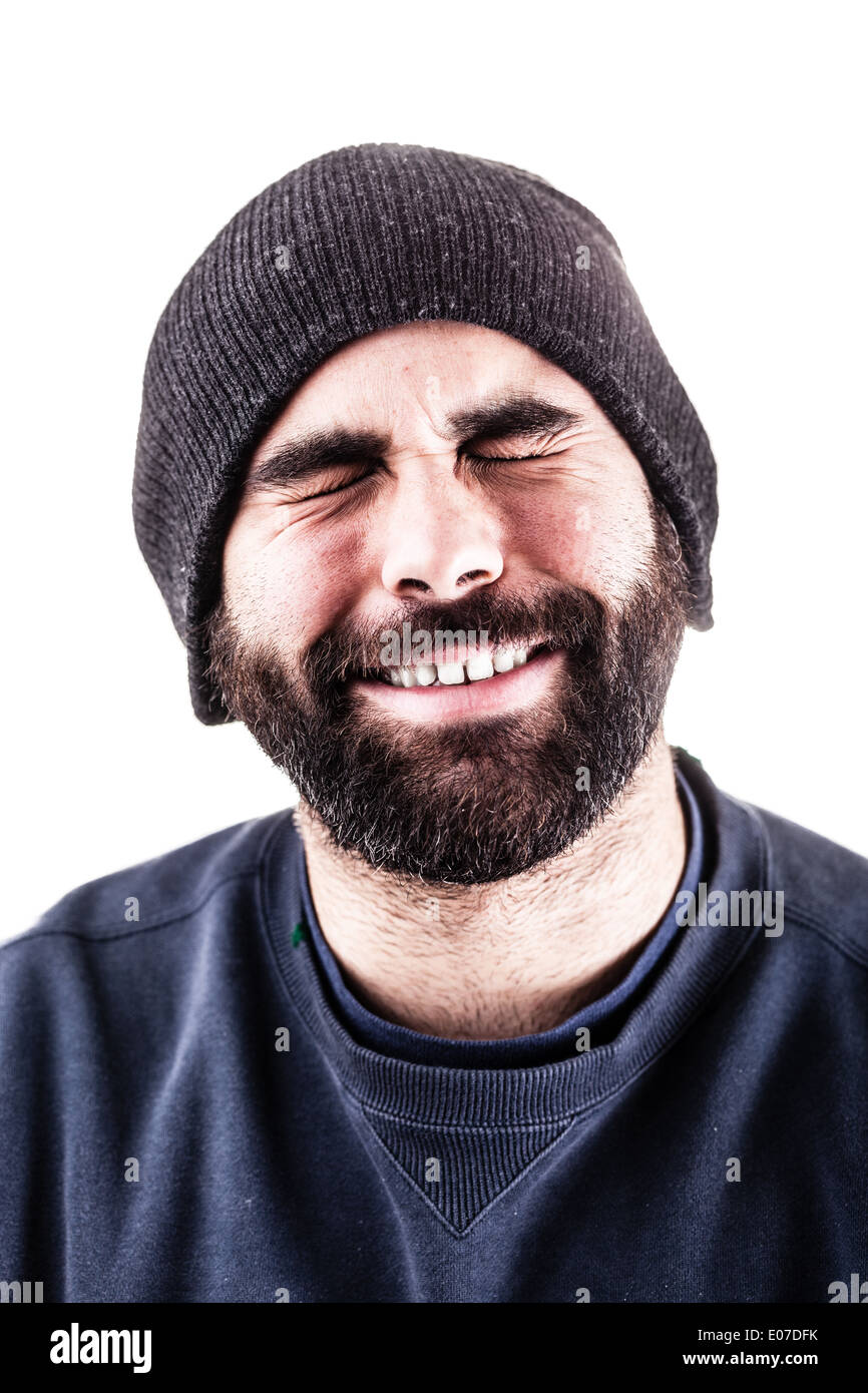 Un sorridente uomo barbuto con un beanie hat isolate su uno sfondo bianco Foto Stock