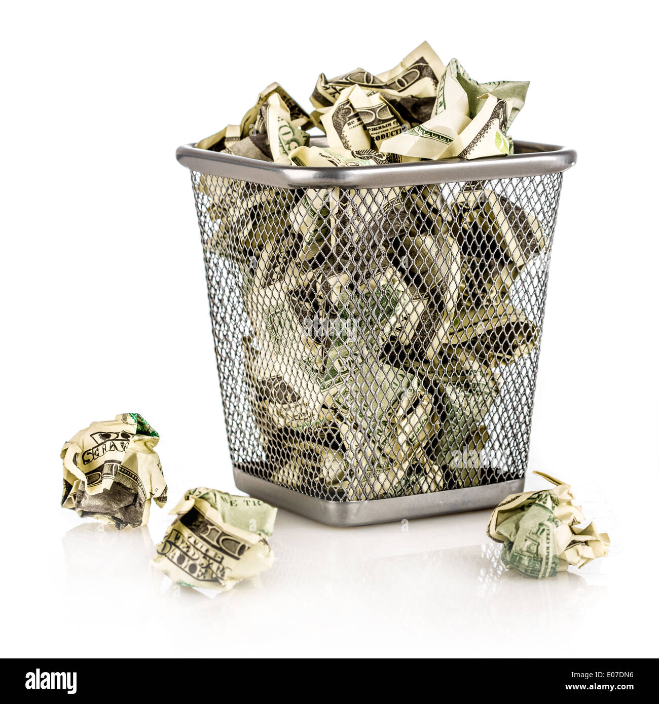 Il denaro in un cesto su sfondo bianco Foto Stock