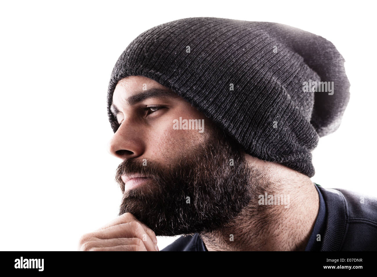 Ritratto di un uomo di pensiero con un beanie e la barba, forse un rapper o un gangster Foto Stock
