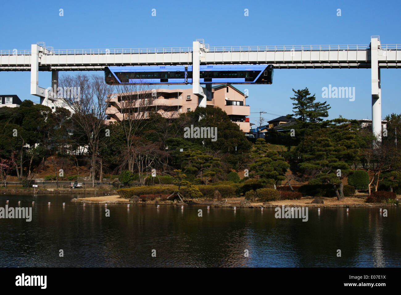 Urban Flyer treno monorotaia al di sopra di Chiba Park primavera 2014. Più lunga del mondo sospeso sistema MONORAIL. Foto Stock