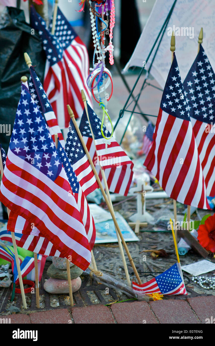 Bandiere, Memoriale per le vittime del 2013 Boston Marathon bombardamenti. Copley Square. Boston. Foto Stock