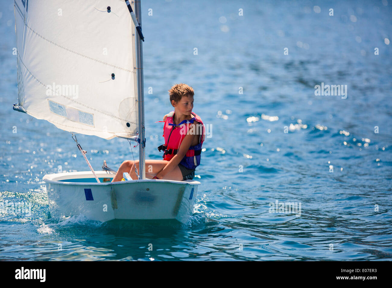 Ragazzo in una barca a vela, isola di Hvar, Croazia Foto Stock