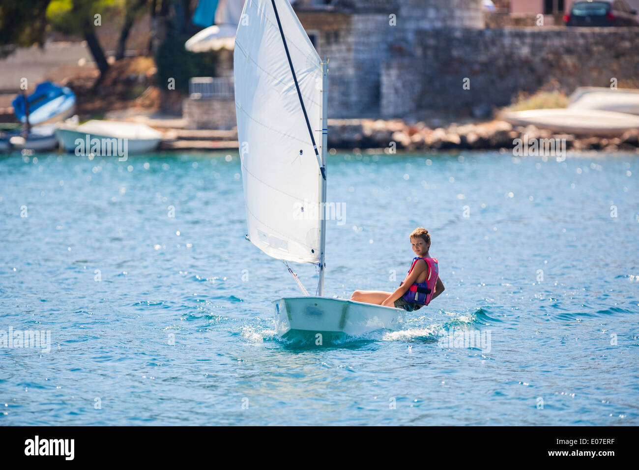 Ragazzo in una barca a vela, isola di Hvar, Croazia Foto Stock