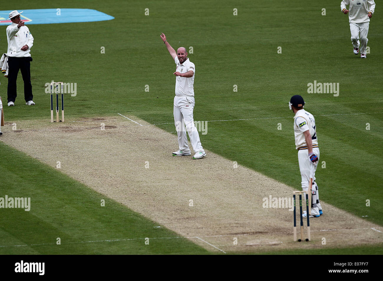 Chester Le Street, Regno Unito. Il 5 maggio 2014. La Yorkshire Yorkshire's Johnny Bairstow è dato fuori catturati dietro da Phil senape off il bowling di Chris Rushworth il giorno due di LV County Championship Division un gioco tra Durham CCC & Yorkshire CCC a Emirates Durham ICG in Chester Le Street lunedì 5 maggio 2014. Credito: Mark Fletcher/Alamy Live News Foto Stock