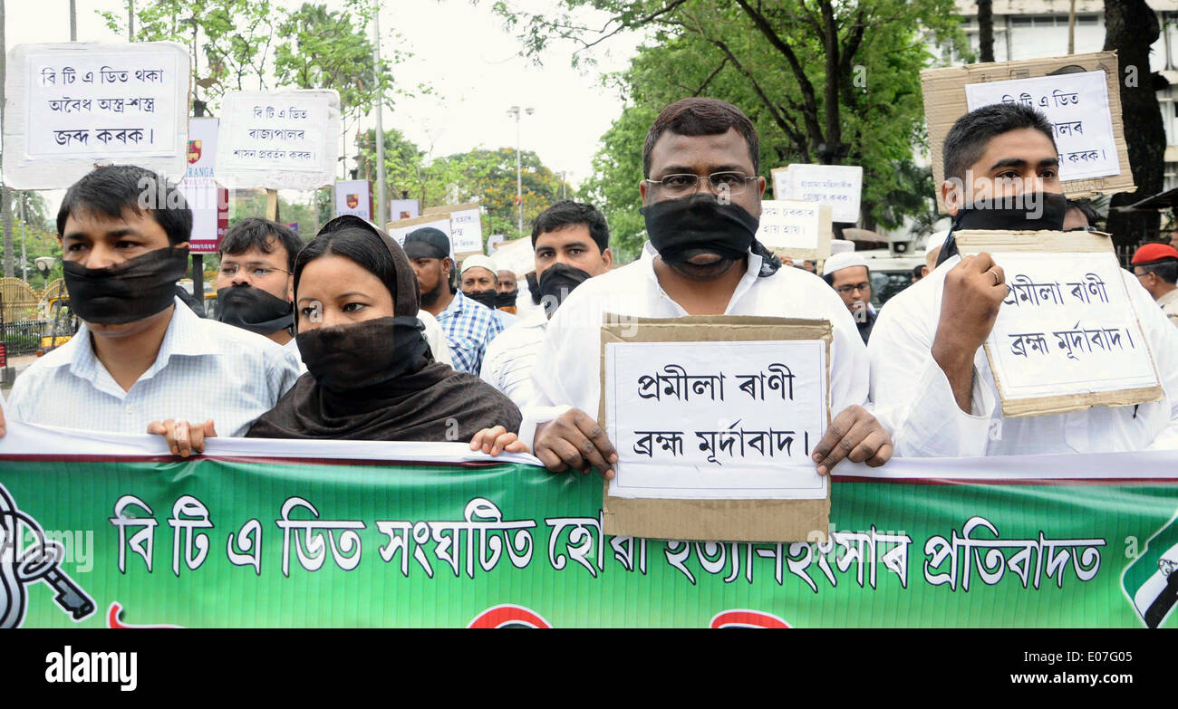 Gauhati, India. Il 5 maggio, 2014. I membri di tutta l India United Democratic Front (AIUDF) con bande nere intorno alle loro bocche di partecipare in una processione silenziosa contro l uccisione in i recenti atti di violenza in India del Nordest remoto Assam, in Gauhati, India, il 5 maggio 2014. Ribelli tribali hanno ucciso 32 persone e il ferimento di molte altre persone nel nord-est dello stato indiano di Assam Durante las settimana in una serie di attacchi, i media locali hanno riferito. Credito: Stringer/Xinhua/Alamy Live News Foto Stock