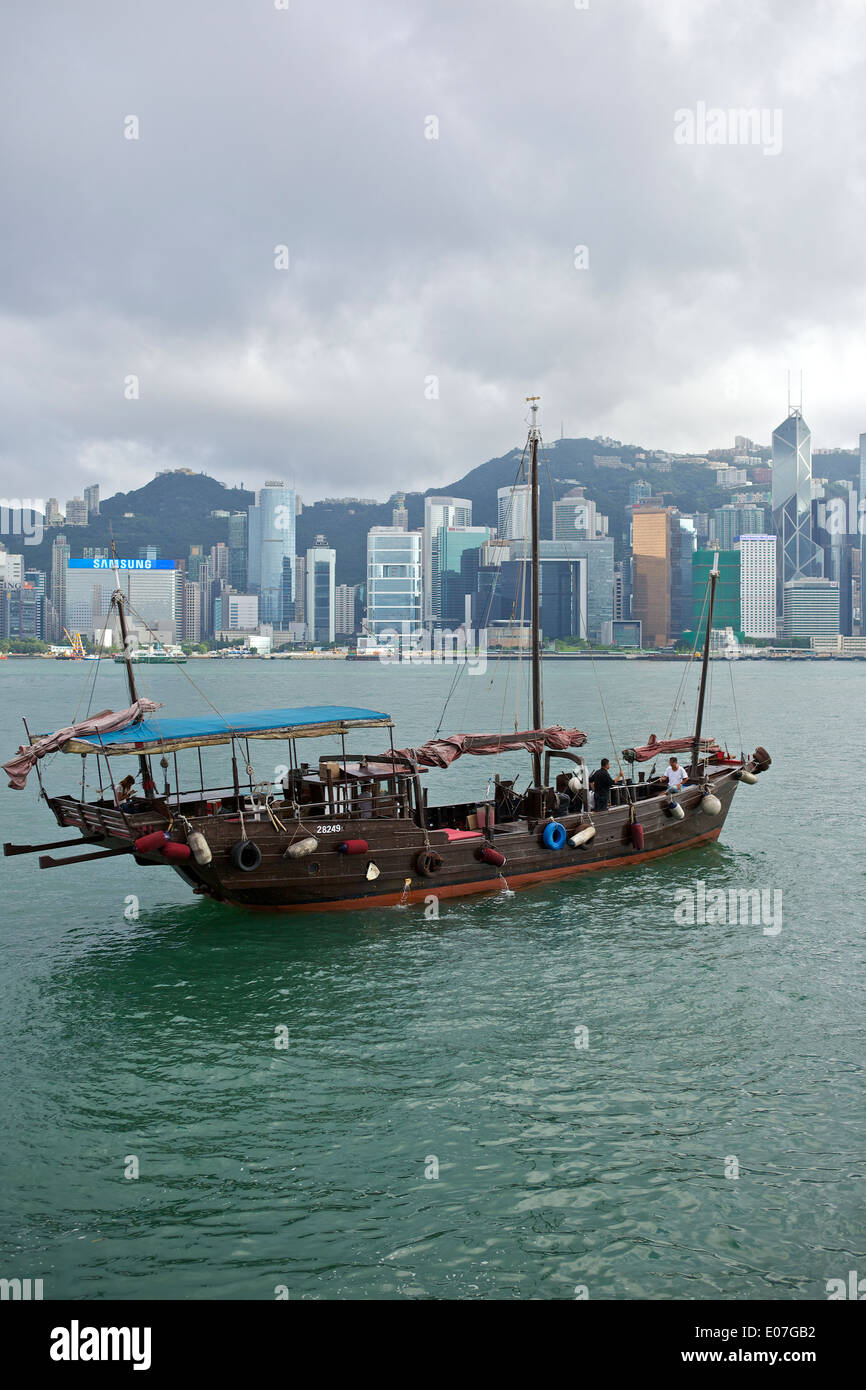 Vintage Cinese tradizionale Giunca in legno Off Tsim Sha Tsui Hong Kong. Foto Stock
