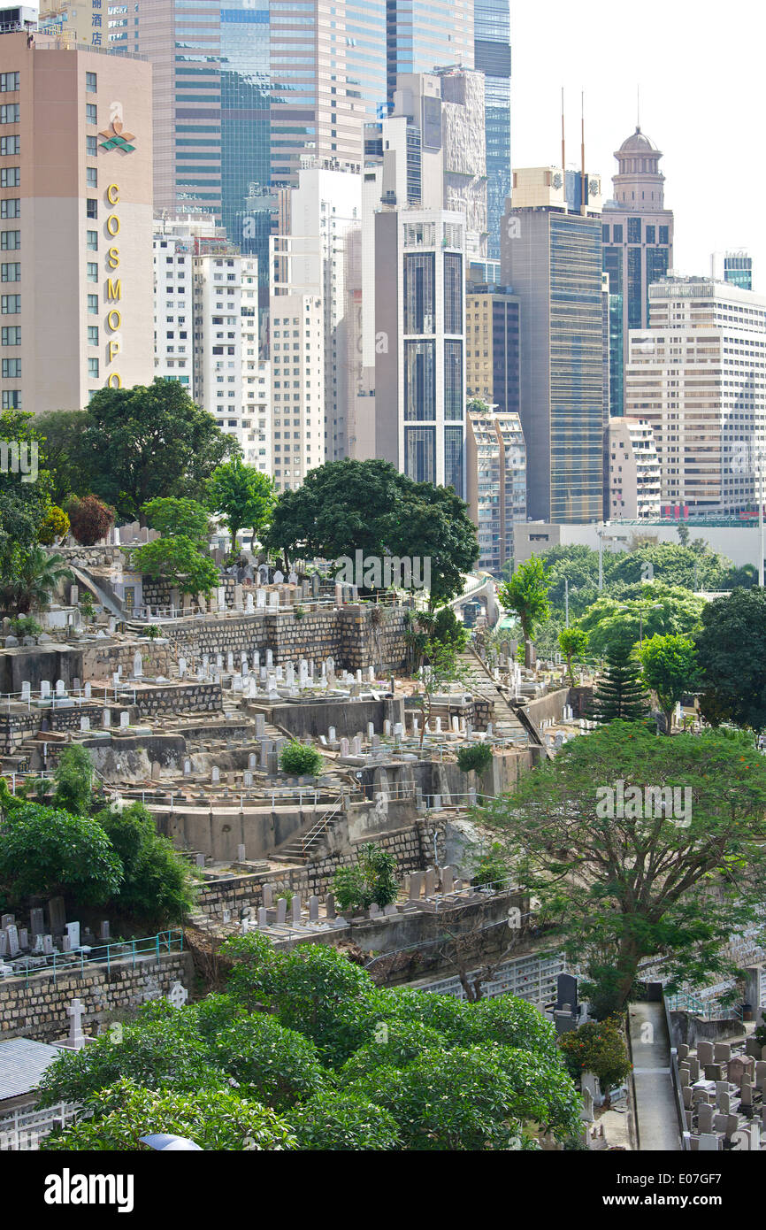 La comunità di cristiani e musulmani i cimiteri sulla collina con la Causeway Bay skyline in background. Foto Stock