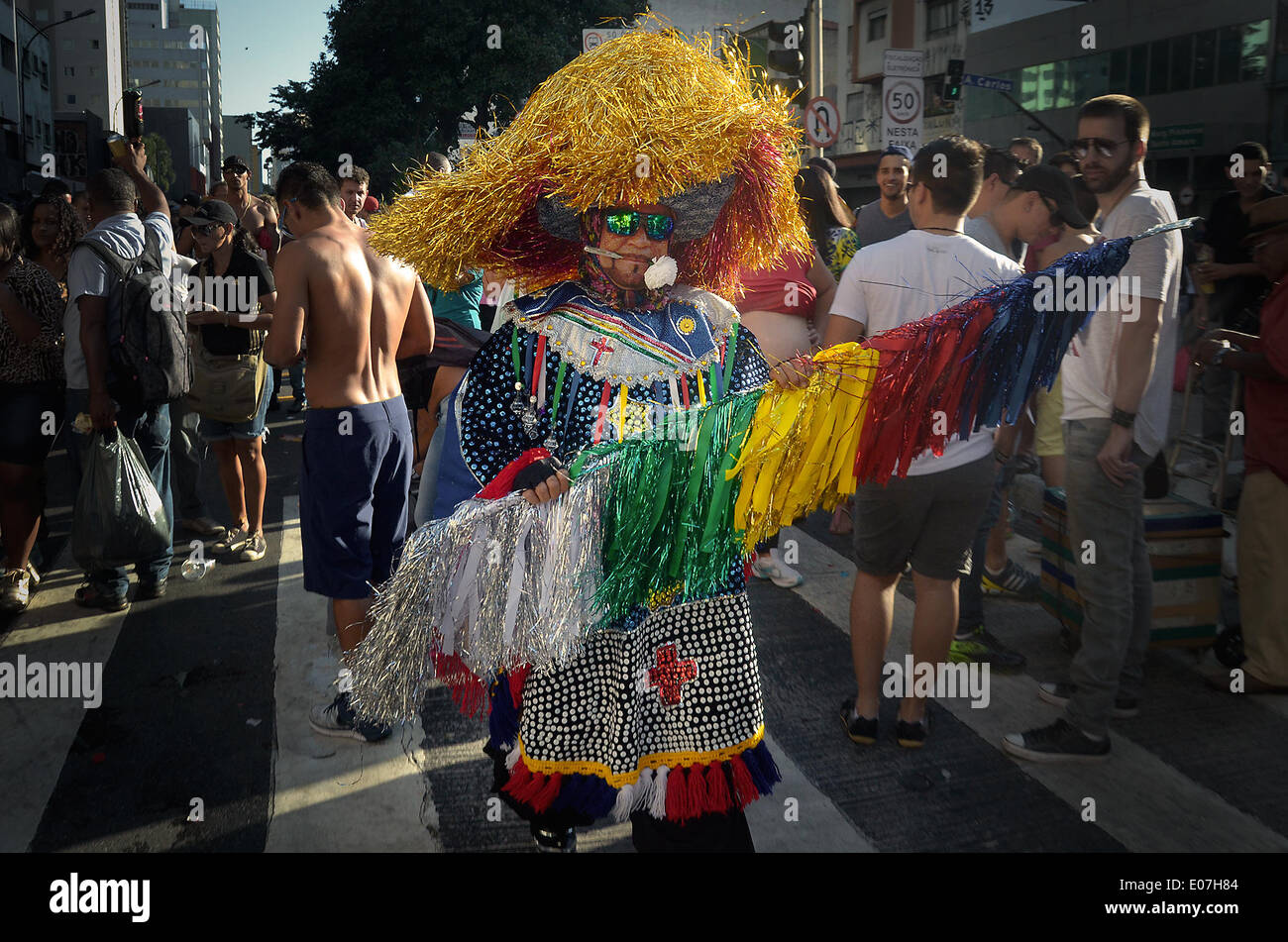 Sao Paulo, Brasile. Il 5 maggio, 2014. Le persone partecipano del XVIII GLBT Pride Parade in centro a Sao Paulo il 5 maggio 2014. Sao Paulo è gay parade è considerato più grande del mondo, con un record di 3 milioni di persone (nel 2006). Questo motto dell'anno è la lotta contro l'omofobia. Gli attivisti ha chiesto la creazione di una legge per rendere la violenza contro omosessuali e transgender un crimine. Nel 2013, una serie di aggressioni contro gay, senza motivo apparente, scioccato Sao Paulo e il paese. (Foto di Gustavo Basso/NurPhoto) © Gustavo Basso/NurPhoto/ZUMAPRESS.com/Alamy Live News Foto Stock