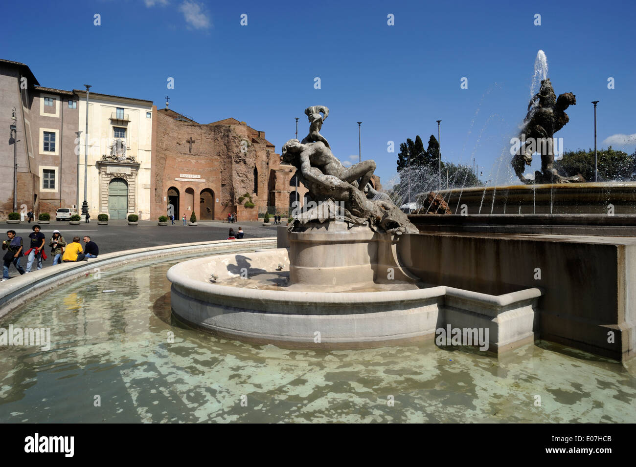 Italia, Roma, Piazza della Repubblica, Fontana delle Naiadi e basilica di Santa Maria degli Angeli e dei Martiri Foto Stock