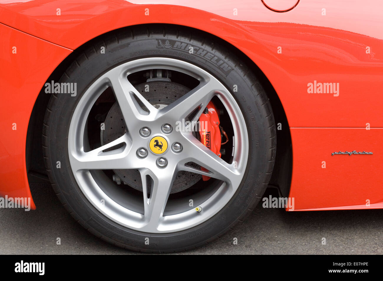 Ruota su una Ferrari 458 Italia Car che mostra il sistema di frenatura abstract Foto Stock