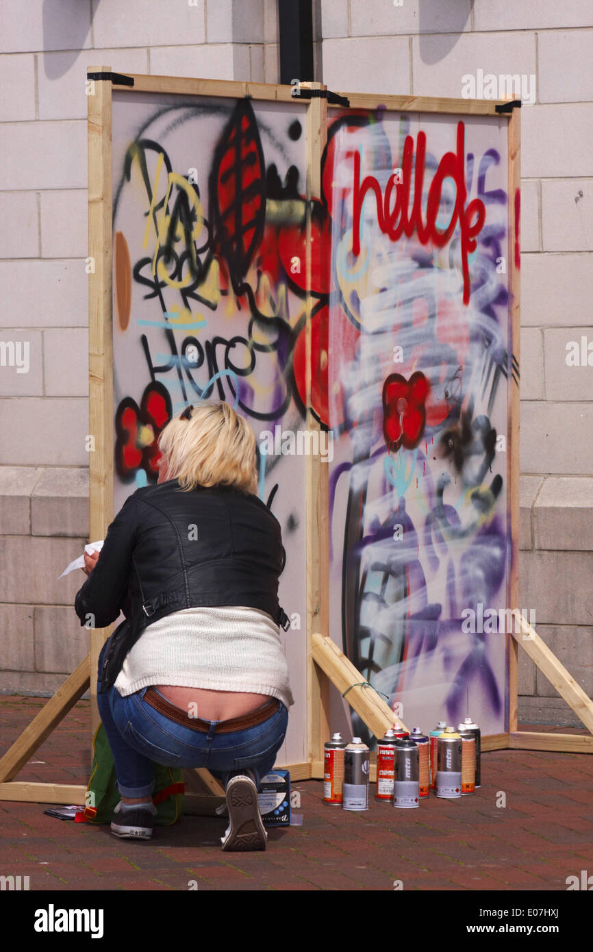 Poole, Dorset, Regno Unito. Il 5 maggio, 2014. Poole Street Arts Festival sulla banchina celebra il giorno di maggio Bank Holiday. La folla si riuniscono per guardare il divertimento e le celebrazioni. Redtail Studios incoraggia la partecipazione dei giovani nella creazione di un graffito murale su schede madri. Credito: Carolyn Jenkins/Alamy Live News Foto Stock