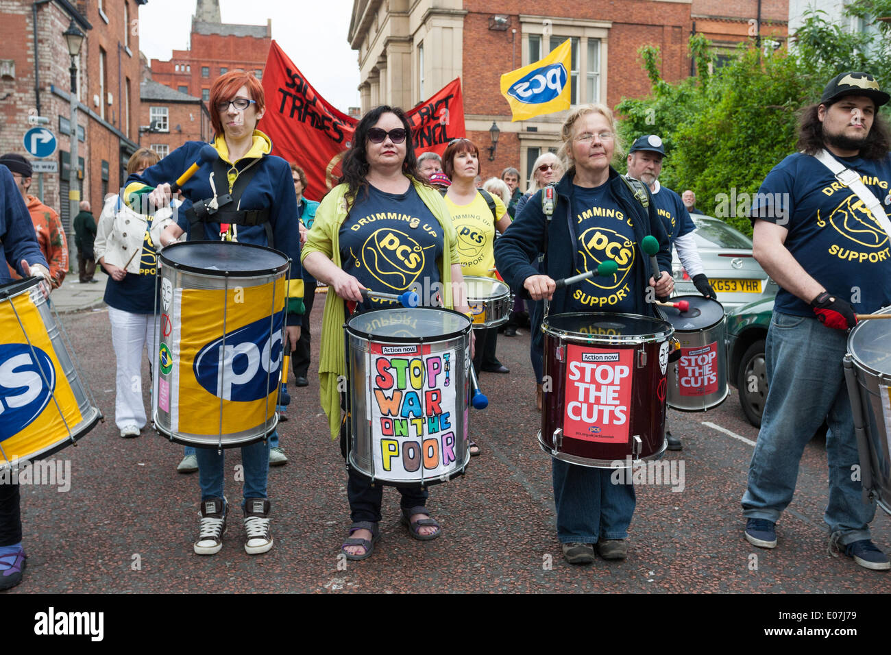 Salford, Manchester, Regno Unito. Il 5 maggio 2014. I manifestanti hanno marciato da Bexley Square a Salford a cattedrale Gardens nel centro di Manchester lunedì 5 maggio 2014, per protestare contro le varie questioni tra cui il governo taglia, camera fiscale, fracking e UKIP (UK Independance Party). Credito: Christopher Middleton/Alamy Live News Foto Stock