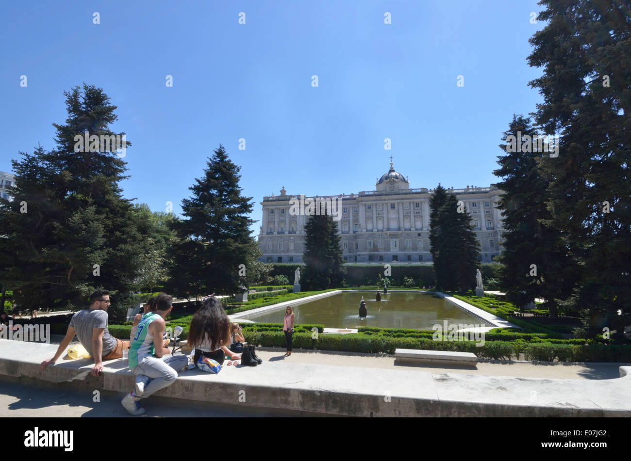 Palazzo Reale i turisti a prendere il sole, Madrid Spagna Foto Stock