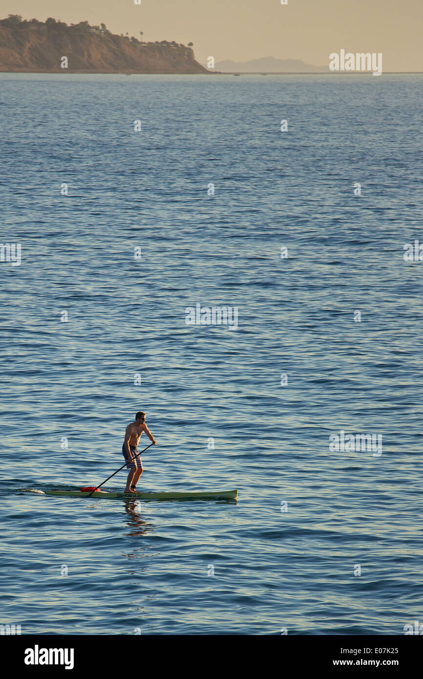 Paletta di sera: uomo su un Paddleboard, Redondo Beach in California. Foto Stock
