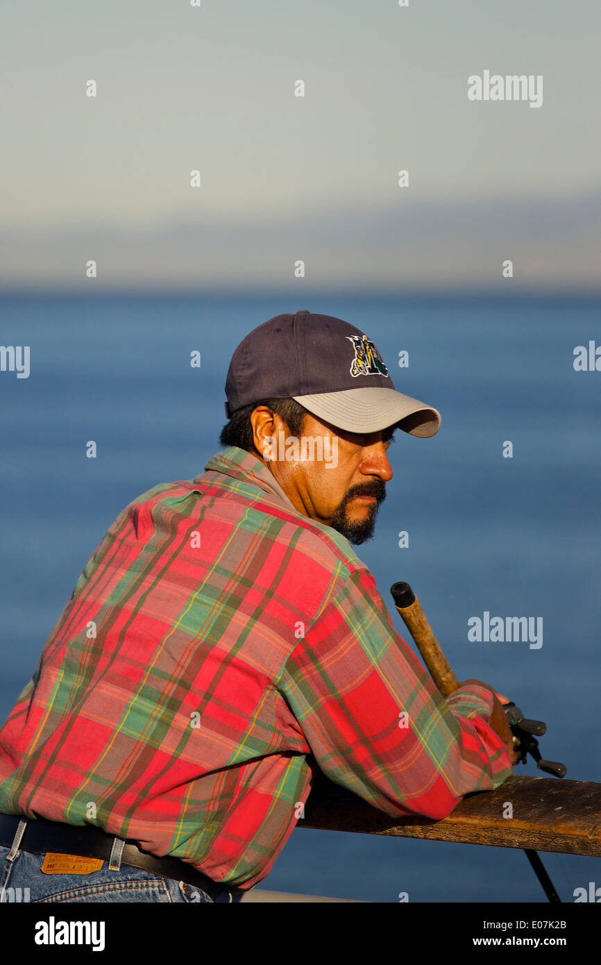 Latino-americano di pesca sul molo, Redondo Beach, California. Foto Stock