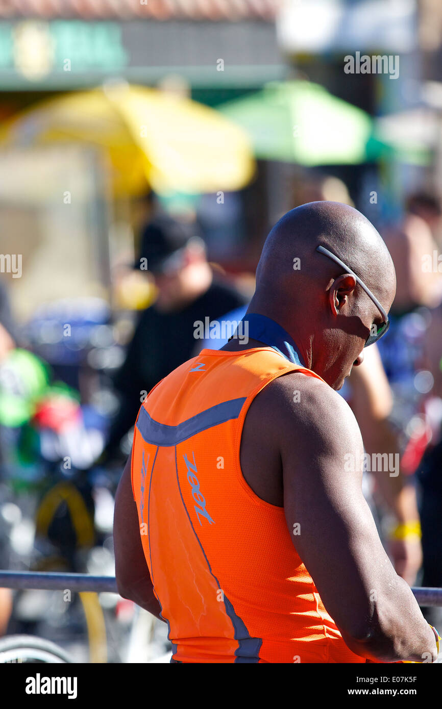Americano africano atleta maschio a Hermosa Beach Triathlon 2013, Los Angeles, California. Foto Stock