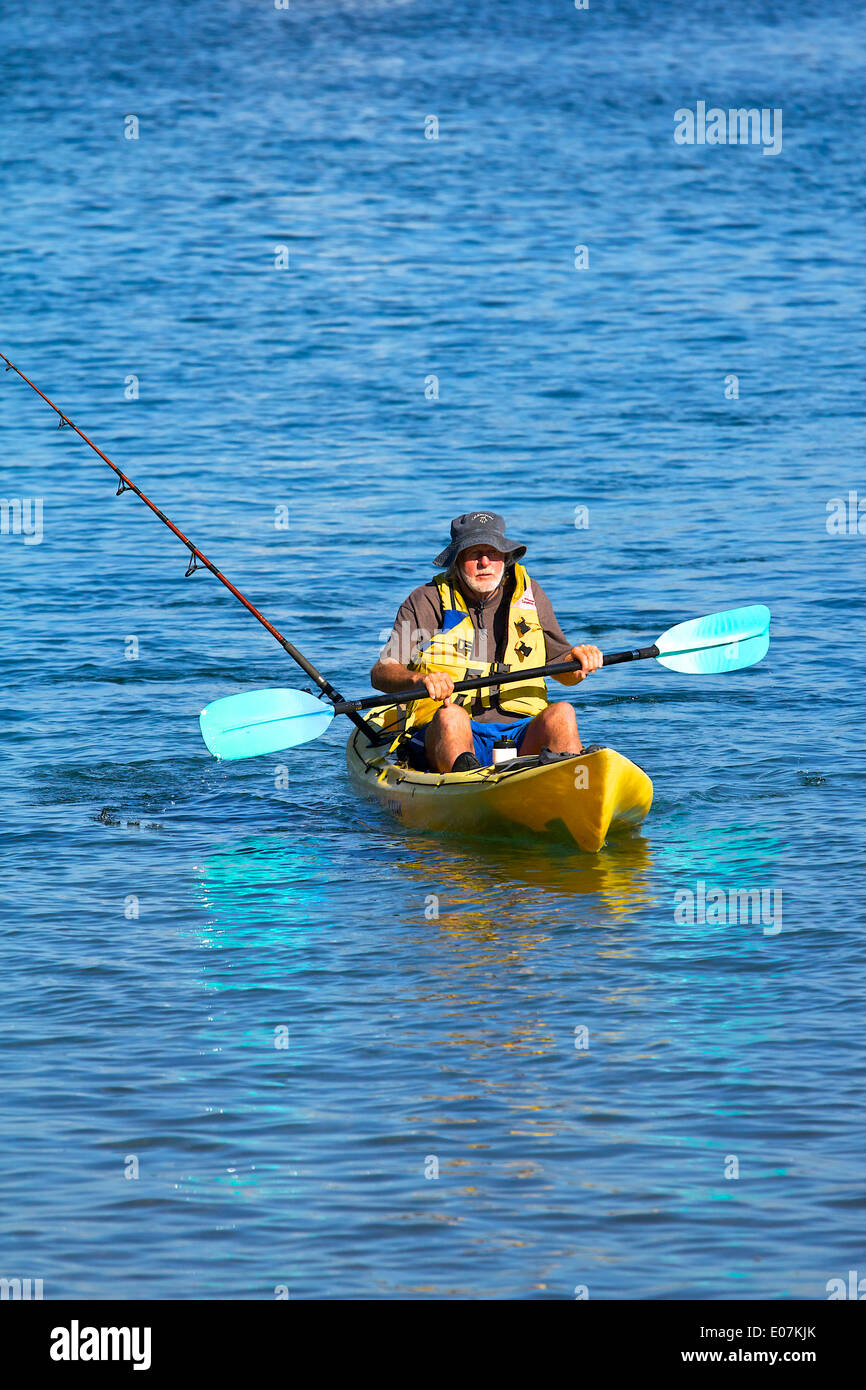 Fisherman Paddling la sua canoa torna ad Avalon Harbour, Isola di Santa Catalina, California. Foto Stock