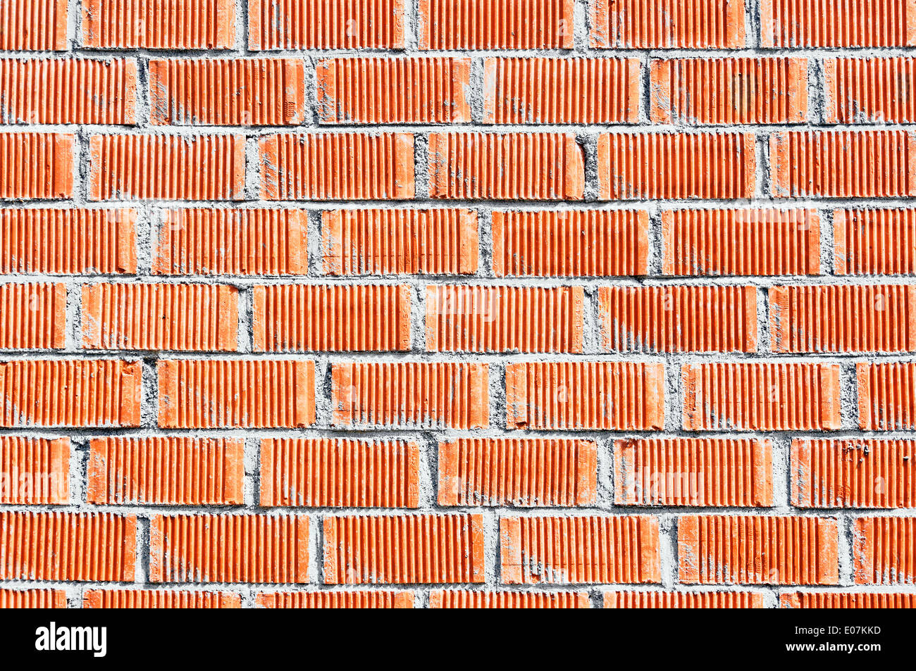 Sullo sfondo di un muro di mattoni rossi con cemento Foto Stock