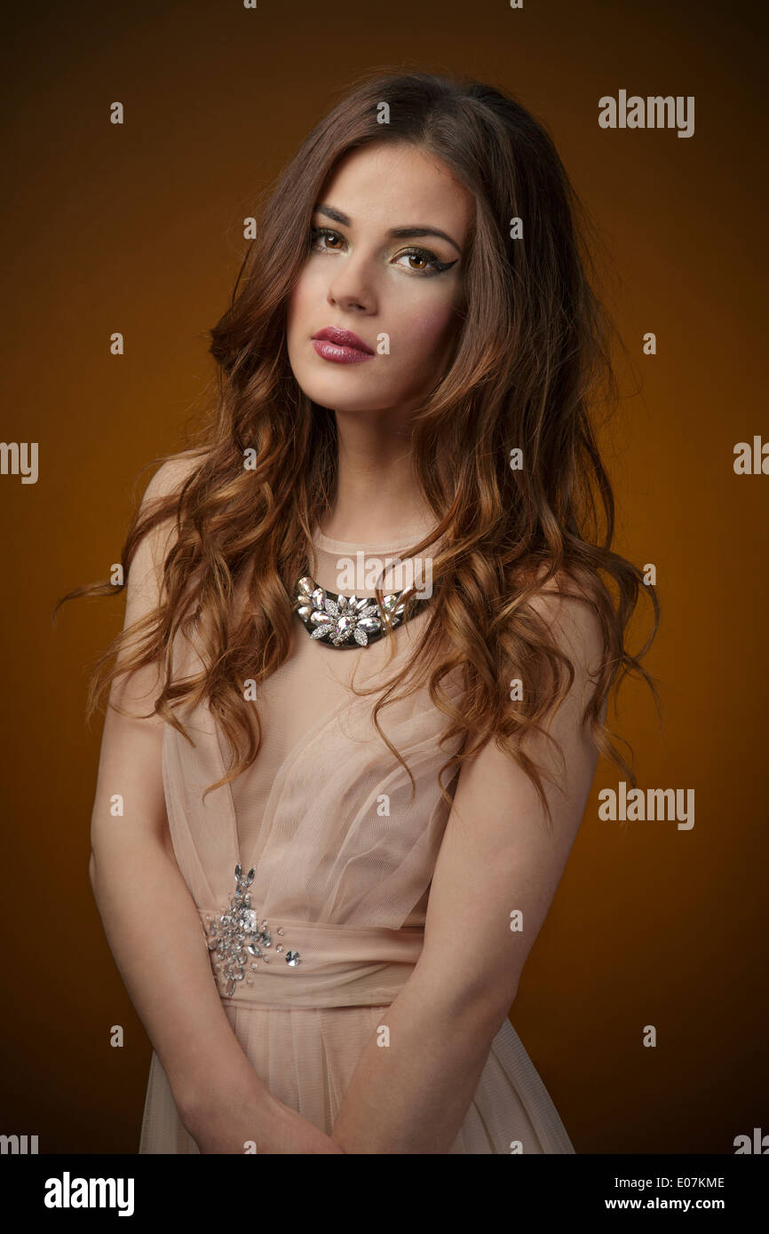 Giovane donna in abito da sera, ritratto Foto Stock