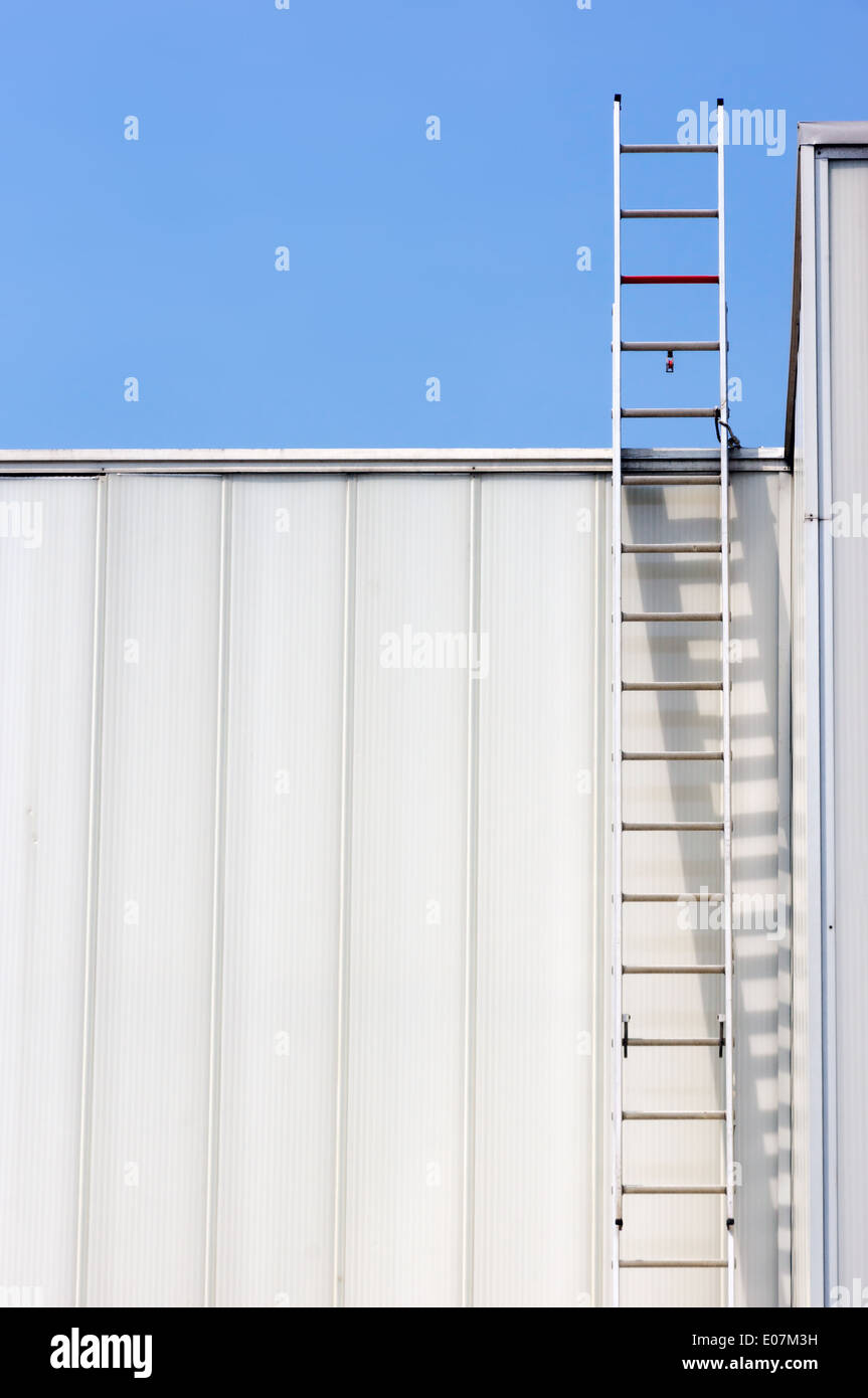 La scaletta di sicurezza sulla facciata industriale Foto Stock