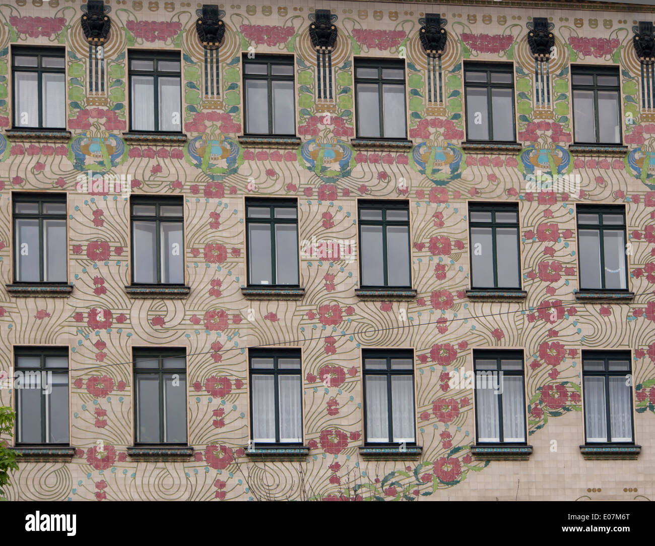 La facciata della casa a Vienna Austria vicino al Naschmarkt, decorata con intricati fiore ornamentale patterns Foto Stock