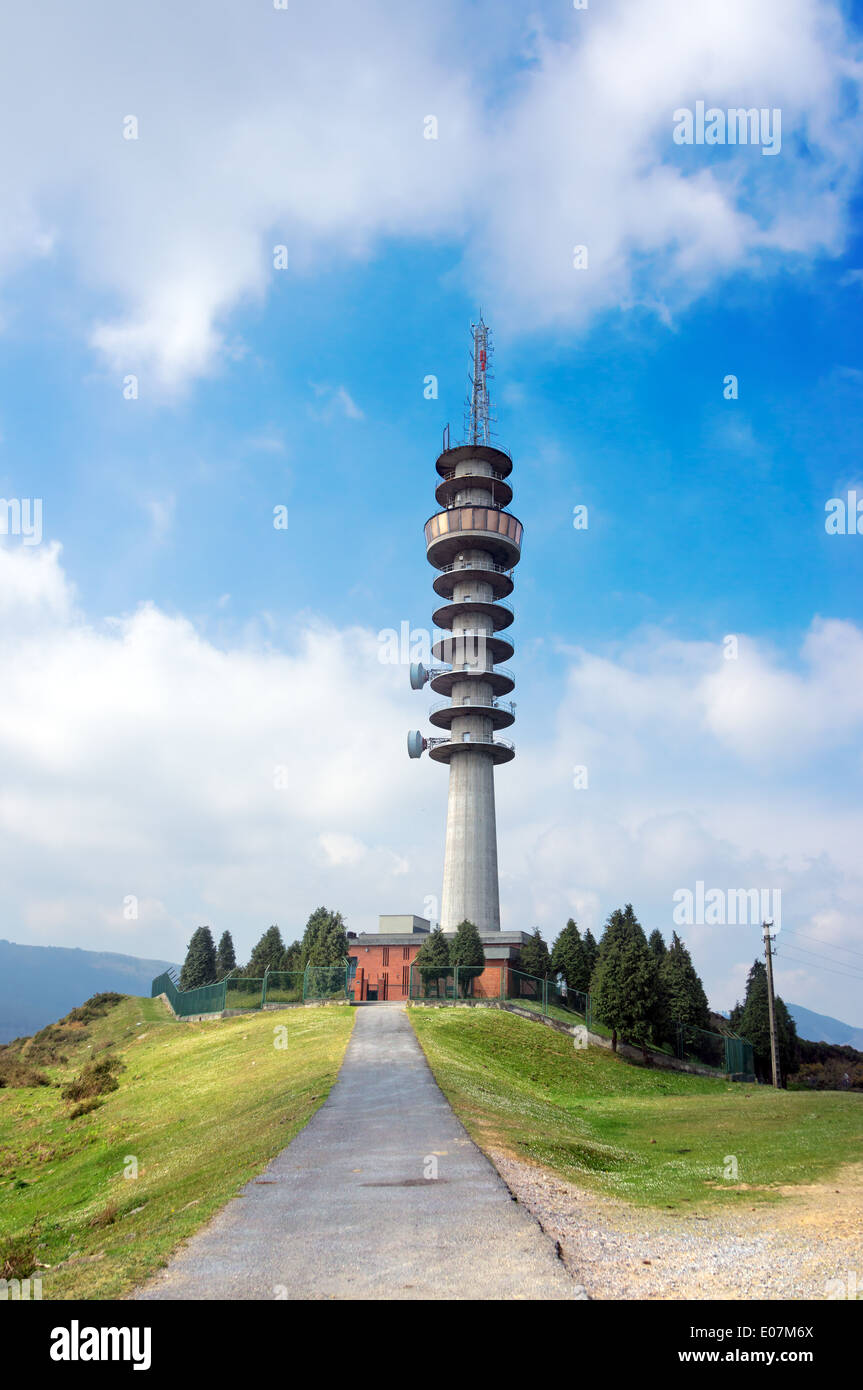 Telecomunicazioni edificio torre contro il cielo blu Foto Stock