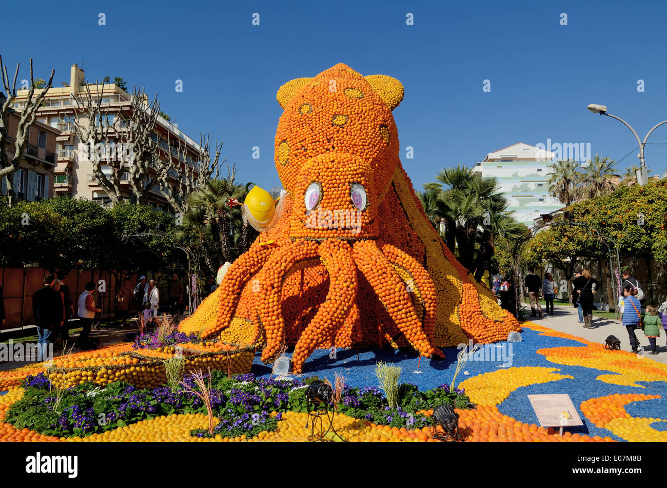Piovra Gigante o calamaro gigante scultura fatta di arance nell'annuale Sagra del limone di Menton Alpes-Maritimes Francia Foto Stock
