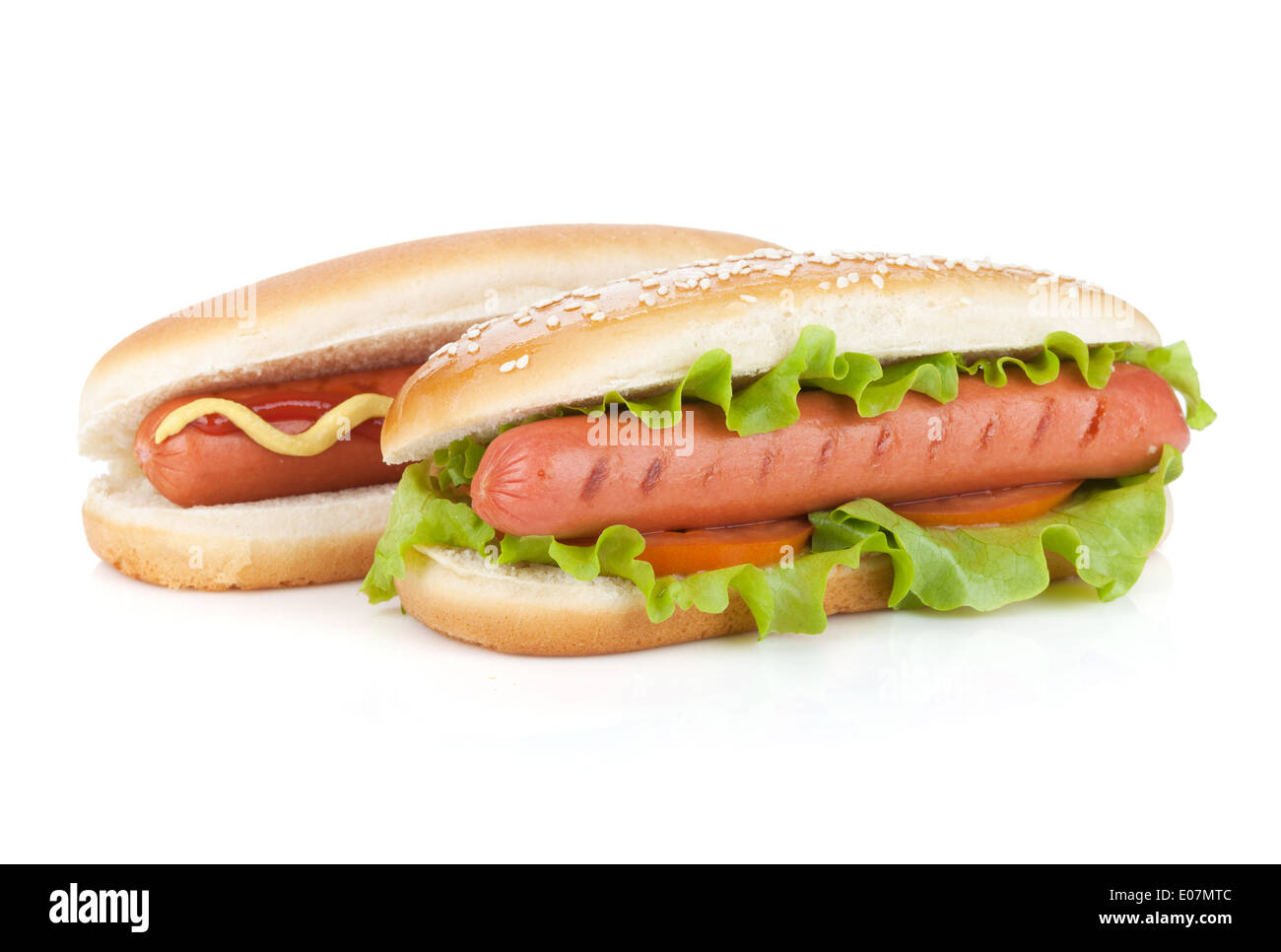 Due hot dogs con vari ingredienti. Isolato su sfondo bianco Foto Stock