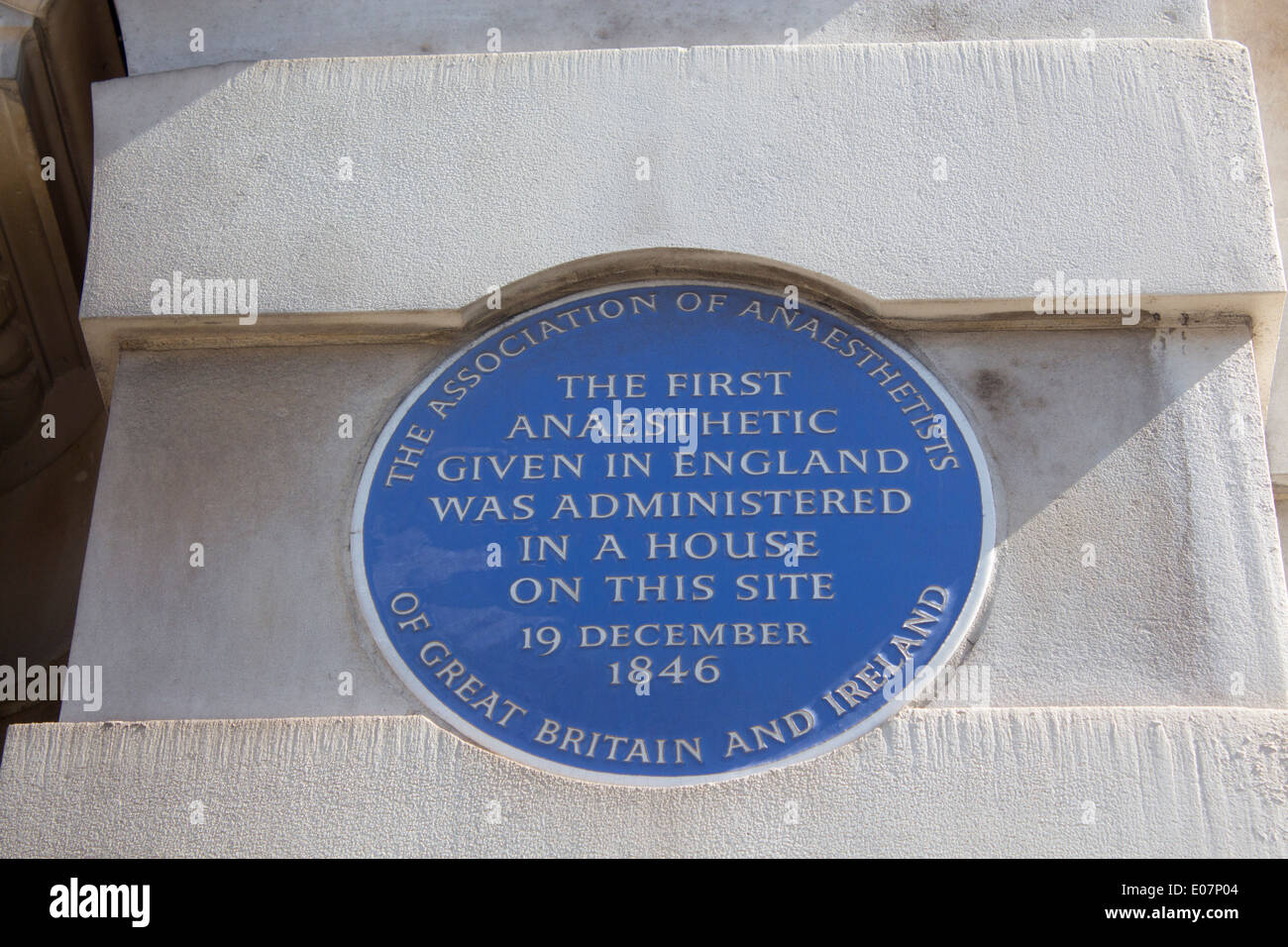 Targa blu su Gower Street commemorando sito dove prima anestetico in Inghilterra è stata somministrata nel 1846 Londra Inghilterra REGNO UNITO Foto Stock